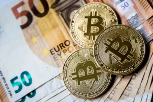 50 euro briefjes met bitcoin munten er boven op